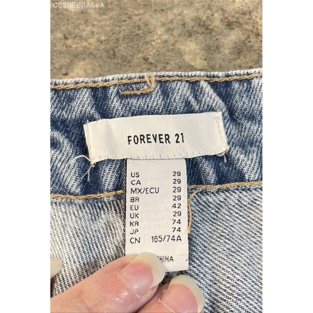 Forever 21 - 90s fit mom Jean Shorts‎ - Size 29 - Picture 6 of 8